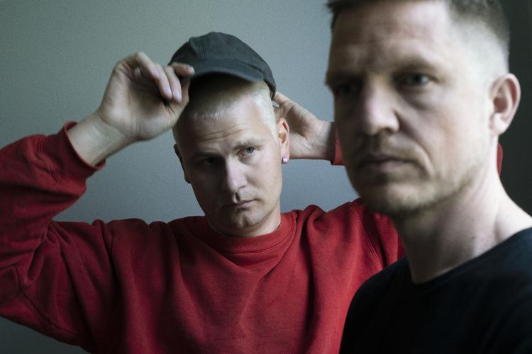 Phlake består af Mads Bo Iversen (tv.) og Jonathan Elkær (th.) Først annoncerede de, at deres album er indspillet i samarbejde med den mystiske sangerinde Mercedes The Virus,  nu afslører de, at Mercedes i virkeligheden er Mads Bo Iversen.   Foto: Petra Kleis