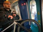 Sergio Fernandez, der stammer fra Spanien, men arbejder i København, er bekymret ved de nye lempeligere regler for offentlig transport.  Foto: Per Munch
