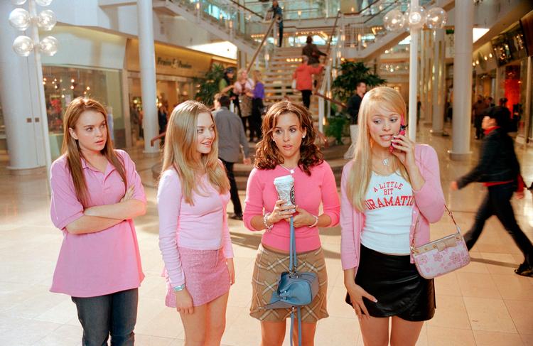Filmen 'Mean Girls' fra 2004 skildrer teenagere som stammer med uniformer og ritualer  Øverst i fødekæden er den populære pigeklike 'the plastics', der går med pink om onsdagen og hersker over storcentret.  Foto: Paramount Pictures/Gibson, Mic/Ritzau Scanpix