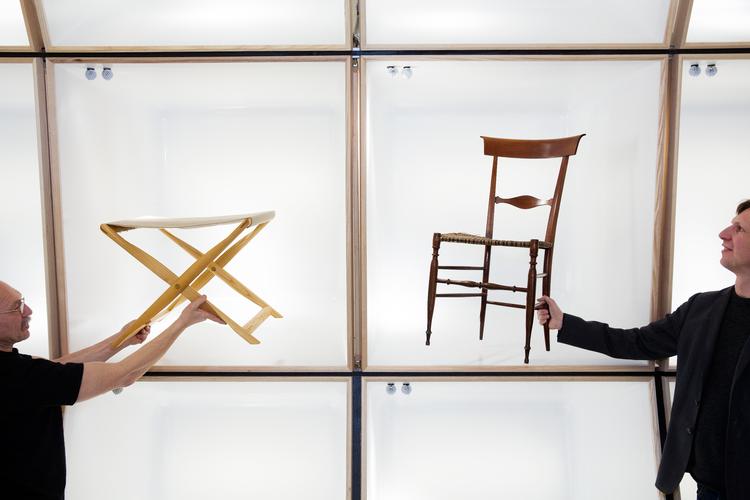 Designmuseum Danmarks sats på dansk møbelkunst har været en stor succes i forhold til at tiltrække turister. Her arbejdes der på den permanente udstilling 'The Danish Chair', der åbnede i 2016. Arkivfoto Martin Lehmann