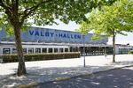 Valby Hallen blev opført i 1984 og har blandt andet været koncertsal for Oasis, ZZ Top, Pet Shop Boys og Simply Minds. Nu bliver det udsmykket med vægmalerier. Foto: Ulrich Jakobsson