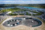 Sydhavn Genbrugscenter ligger pakket ind af en jordvold i et broget kvarter. Foto: Jens Dresling/POLFOTO