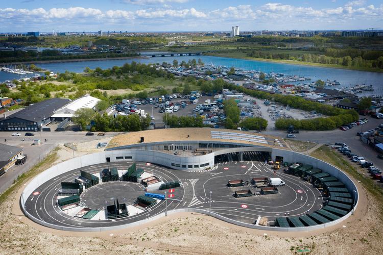 Sydhavn Genbrugscenter ligger pakket ind af en jordvold i et broget kvarter. Foto: Jens Dresling/POLFOTO