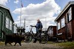 Bent Christiansen, 65 år,  har lige købt unisex elcykel, som han lettere kan komme op og ned på. Så nu skal han på lange ture med sin nye elcykelklub. Bare ikke, når den regner. Det er den for dyr til. Foto: Peter Hove Olesen/POLFOTO