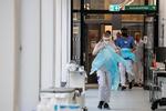 Sundhedspersonale bærer værnemidler forud for modtagelsen af en patient på intensiv afdeling på  Danderyd Hospital nær Stockholm. Foto: Jonathan Nackstrand/Ritzau Scanpix