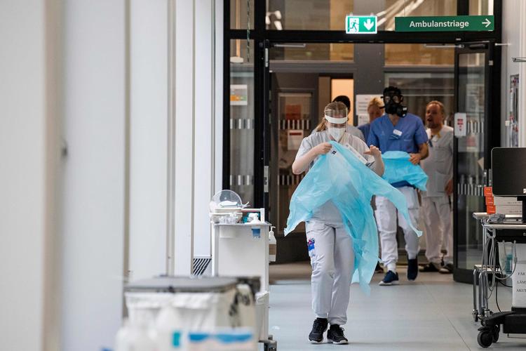 Sundhedspersonale bærer værnemidler forud for modtagelsen af en patient på intensiv afdeling på  Danderyd Hospital nær Stockholm. Foto: Jonathan Nackstrand/Ritzau Scanpix