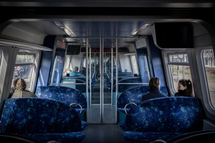 Selvom vi gerne må sidde ved siden af hinanden igen i offentlig transport, så er folk meget skeptiske. Men de skal nok snart komme til det igen, mener adfærdsforsker. Foto: Aleksander Klug/Aleksander Klug