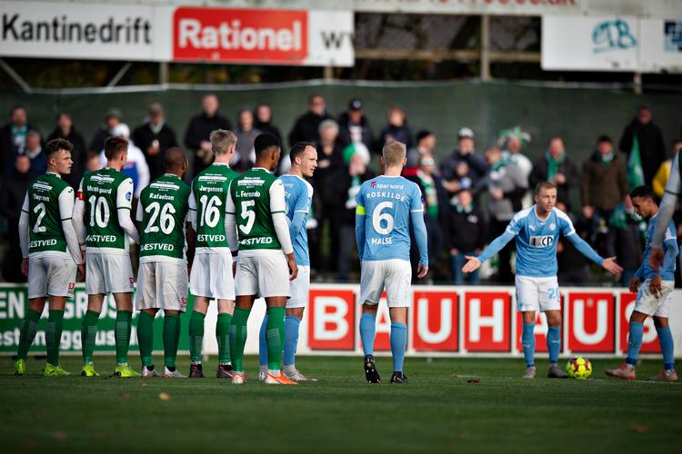 Næstved i de grønne trøjer er kommet i uheldigt lys, efter at klubbens ejer, tyske Fabian Ernst, har fået to måneders karantæne for uetisk adfærd.  Foto: Martin Lehmann/POLFOTO