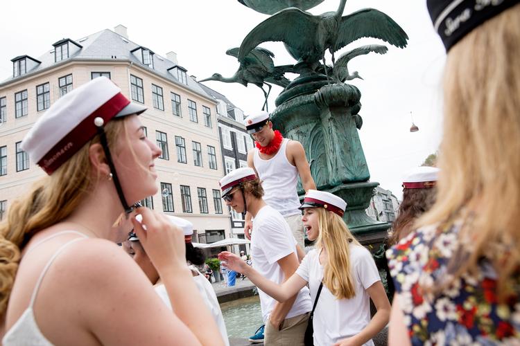 Rekordfå studenter gik direkte videre på en uddannelse efter gymnasiet sidste år. Det viser nye tal fra Danmarks Statistik. Men det kan se anderledes ud i år. For ligesom studentertiden bliver sabbatårene måske ikke helt som planlagt. Arkivfoto: Thomas Borberg