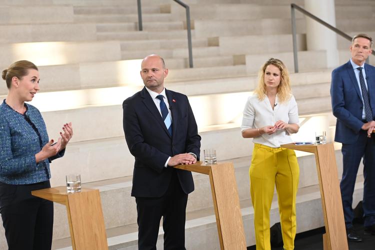 Havde hendes egne corona-regler ikke forbudt det, havde statsministeren krammet den konservative Søren Pape så hårdt at han ville have blå mærker hele næste uge, skriver politisk kommentator Kristian Madsen Foto: Philip Davali/Ritzau Scanpix