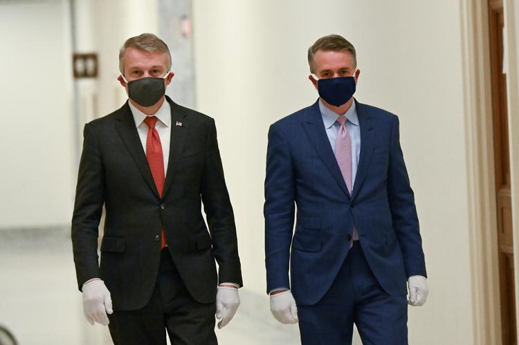 Rick Bright (tv.) ankommer til høringen. Foto: Erin Scott/Ritzau Scanpix