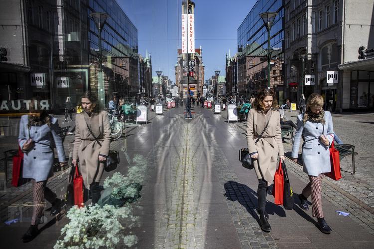 I to måneder har de europæiske lande fulgt forskellige strategier mod coronaepidemien, men nu hvor grænserne skal genåbnes, er det pludselig blevet afgørende, at man ligner hinanden. I Malmø har butikker, frisører, restauranter etc, været åbne under coronakrisen.  Foto: Jens Hartmann Schmidt/POLFOTO