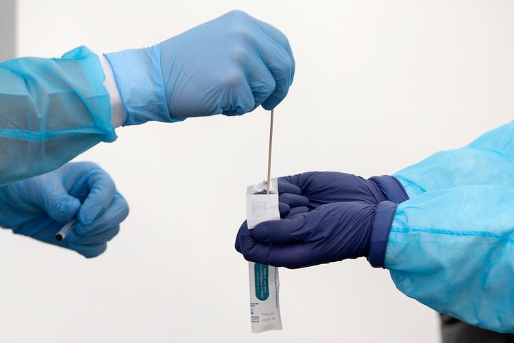 I hvide telte i Fælledparken testes der for coronavirus. Stadig har kun få procent af den danske befolkning været smittet. Foto: Finn Frandsen/POLFOTO