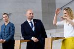 Billedet af Pernille Skipper (EL) som hende, der står foran slikbutikken med håndsprit, er efterhånden banket godt på plads. Ved siden af hende ses Søren Pape Poulsen (K) og statsminister Mette Frederiksen (S).  Foto: Philip Davali/Ritzau Scanpix