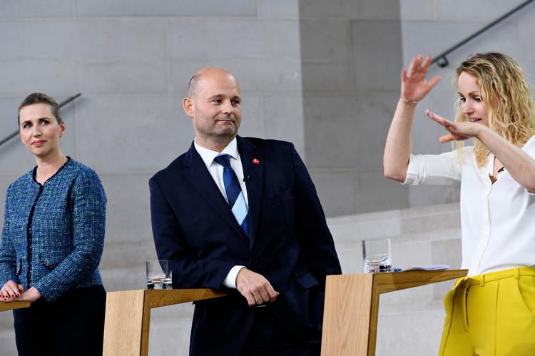 Billedet af Pernille Skipper (EL) som hende, der står foran slikbutikken med håndsprit, er efterhånden banket godt på plads. Ved siden af hende ses Søren Pape Poulsen (K) og statsminister Mette Frederiksen (S).  Foto: Philip Davali/Ritzau Scanpix