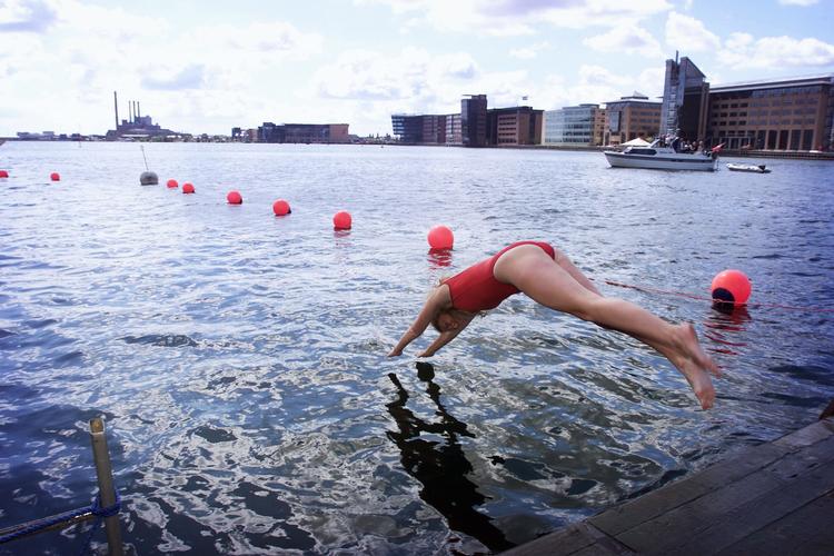     I 2002  indviede daværende  miljøborgmester Winnie Berndtson havnebadet på Islands Brygge. Siden er det gået stærkt.   Foto: Jens Dresling/POLFOTO