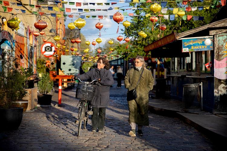 Hulda Mader (tv) og Bente Morén har begge været beboere på Christiania siden 1984. De ser frem til genåbningen af Fristaden lørdag med blandede følelser.
 Foto: Finn Frandsen/POLFOTO