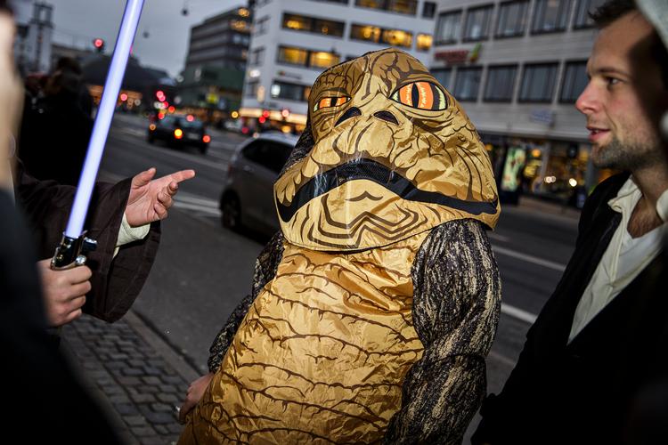 Forhåbentlig åbner biograferne igen. Billedet er fra den første visning af 'Star Wars: The Force Awakens', hvor tilskuerne var klædt ud.  Foto: Anders Rye Skjoldjensen/POLFOTO