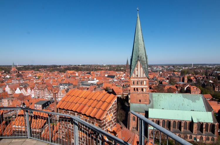  Fra toppen af vandtårnet 56 m.o.h. er der 360 graders udsigt med St. Johns Kirche i forgrunden.  Foto: Karin Møller-Olsen 