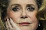 Skuespiller Catherine Deneuve er en af de mange franske kulturpersonligheder, der offentligt har appelleret til præsident Macron om at være sig sit ansvar bevidst og gøre noget for det franske kulturliv.  Foto: Markus Schreiber/Ritzau Scanpix