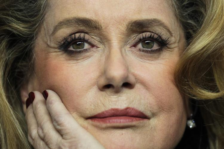 Skuespiller Catherine Deneuve er en af de mange franske kulturpersonligheder, der offentligt har appelleret til præsident Macron om at være sig sit ansvar bevidst og gøre noget for det franske kulturliv.  Foto: Markus Schreiber/Ritzau Scanpix