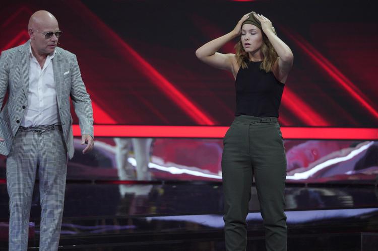 X Factor semifinalen manglede den simple indlevende musikalitet, vi efterhånden har vænnet os til, når der er lockdown fællessang på tv, og så savnede showet Blachmans poetisk indignerede salte taler. (Foto: Martin Sylvest/Ritzau Scanpix)   Foto: Martin Sylvest/Ritzau Scanpix