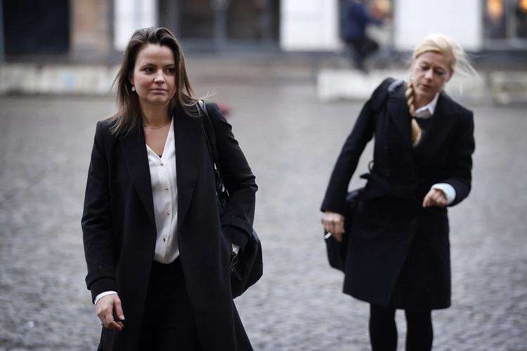 Anklager Kia Reumert fra Statsadvokaten for Særlig Økonomisk og International Kriminalitet tror ikke, anklagemyndigheden har ret meget spørgsmål til Britta Nielsen, der i dag skal vidne mod sine børn. På billedet ankommer hun til Københavns Byret sammen med anklager Lisbeth Jørgensen under sagen mod Britta Nielsen, der endte med at give hende en dom på seks år og seks måneders fængsel.    Foto: Jens Dresling/POLFOTO