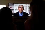 Phoebe Seip, 18 (th) og hendes søster Sydney ser tidligere præsident, Barack Obama, tale i en live-udsendelse for amerikanske gymnasier og universiteter. Foto: Bing Guan/Ritzau Scanpix