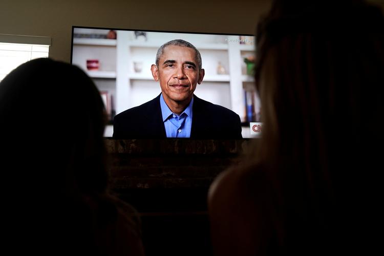 Phoebe Seip, 18 (th) og hendes søster Sydney ser tidligere præsident, Barack Obama, tale i en live-udsendelse for amerikanske gymnasier og universiteter. Foto: Bing Guan/Ritzau Scanpix