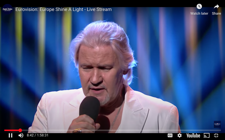 Irske Johnny Logaan har som den eneste vundet det internationale melodigrandprix to gange og derfor spillede han med guldsko und alles en central rolle i ESC Shine A Light-showet lørdag aften.  Foto: Skærmdump fra udsendelsen. 