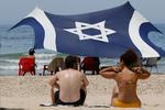 Temperaturerne er høje i Israel lige nu, og folk benyttede sig af fridagen til en tur til stranden i kystbyen Tel Aviv lørdag. Politikerne har brugt tiden anderledes - søndag har landets premierminister Netanyahu præsenteret sin nye regering for parlamentet. Foto: Jack Guez/Ritzau Scanpix