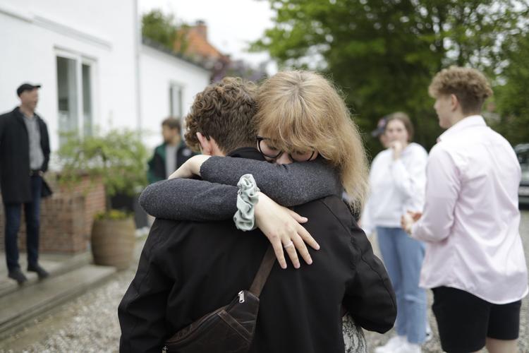 Der var glæde og store kram, da efterskoleleverne på Faxehus Efterskole efter mere end to måneders pause kunne vende tilbage på skolen på Sydsjælland. Karoline Vinther Jørgensen krammer en af de elever, hun er kommet i 'familiegruppe' med. 
