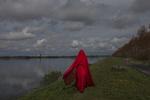 Med sin rituelle færd er performancekunstner Gry Worre Hallberg blandt de 100 kunstnere der giver et bud på byens nye virkelighed   Foto: Diana Lindhardt