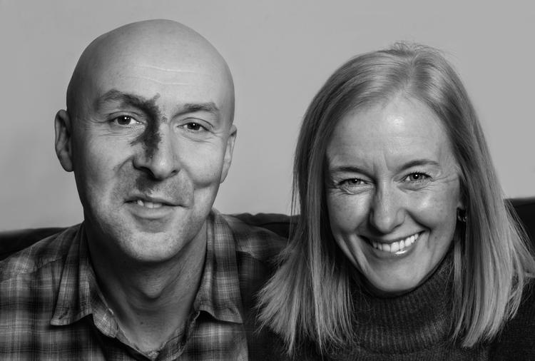 Ambrose Parry er pseudonymet for det skotske ægtepar Chris Brookmyre og Marisa Haetzman, hvor sidstnævntes afhandling om anæstesiens udvilking er en del af det materiale, romanen bygger på.    Foto Allan Trotter