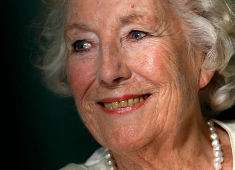 »De opmuntrede og opløftede os alle under krigen og efter krigen«, skrev den britiske dronning Elizabeth til Vera Lynn, da sangerinden fyldte 100 år. Arkivfoto. Foto: Luke Macgregor/Ritzau Scanpix