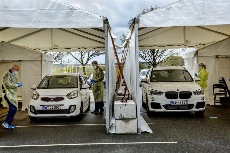     Drive in-undersøgelse ved Sygehuset i Kolding. Foto: Jacob Ehrbahn/POLFOTO