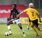 AGF's Mustapha Bundu (tv.) og Horsens'  Peter Therkildsen i en test i juni 2019  Foto: Joachim Ladefoged