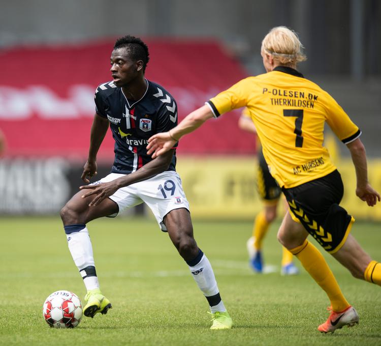 AGF's Mustapha Bundu (tv.) og Horsens'  Peter Therkildsen i en test i juni 2019  Foto: Joachim Ladefoged