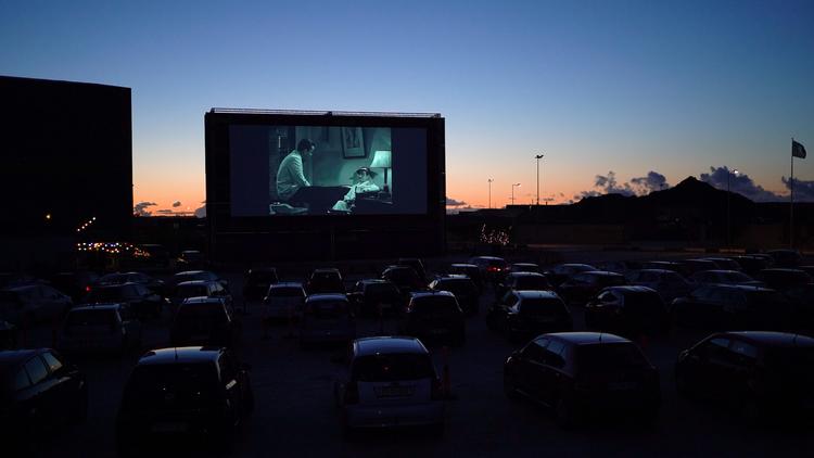 En parkeringplads i Nordhavn har under coronakirsen været forvandlet til en drive in-biograf. Her vises filmklassikeren 'Casablanca'.. Foto: Mikkel Tengvad & Mark Pallisgaard Hansen