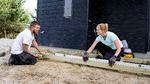 Hverken terrassebrædder eller badeværelsefliser kan tage gåpåmodet fra det vestjyske par Maja og Anders. Foto: Jørn Deleuran/TV 2