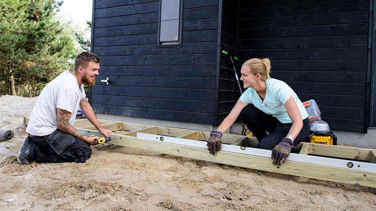 Hverken terrassebrædder eller badeværelsefliser kan tage gåpåmodet fra det vestjyske par Maja og Anders. Foto: Jørn Deleuran/TV 2