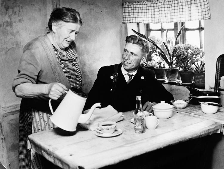 Vi skal ikke længere tilbage end til 1962, for at se eksempler på, hvordan kunderne forstod at pleje postmedarbejderne. En kop kaffe eller en kærlig hånd til at skubbe cyklen var ikke unormalt. Foto: Tage Christensen/POLFOTO