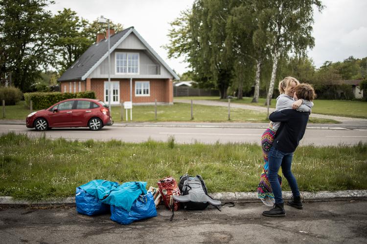 Ida Hother Le Fevre (billedet øverst) har aftalt, at hun skal hoppe i havet hver dag, efter hun er kommet tilbage på efterskole.  Det eneste, der sviger lidt i glæden, er, at man ikke må bo på samme værelse som sin kæreste. »Vi skal desværre kun være genboer«, fortæller Linus Romeo Haugaard Foto: Jens Hartmann Schmidt/POLFOTO
