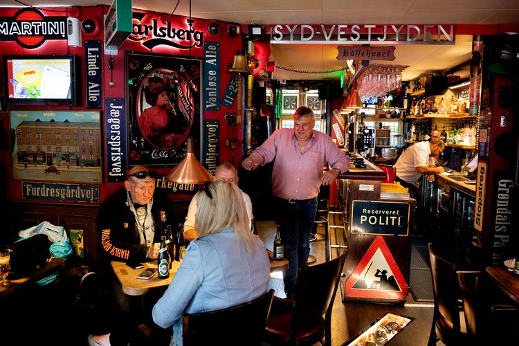 Freddys Bar på Vesterbro er et af de mange steder, der mandag slog dørene op efter to månedes lukning.   Foto: Finn Frandsen/POLFOTO