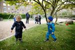 Mandag var alle børn tilbage i daginstitutionerne Abildgården og Ønskeøen på Amager. Siden påske er børnene langsomt blevet sluset ind i hverdagen igen. Foto: Jens Dresling/POLFOTO