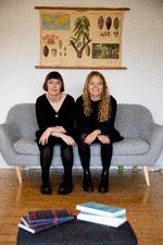 Privatliv og forlagsliv smelter en anelse sammen for de to forlæggere bag mikroforlaget Harpyie, Sidsel Andersen (tv) og Johanne Blle (th). Her er de i deres hjemmekontor på Vesterbro. Foto: Finn Frandsen/POLFOTO