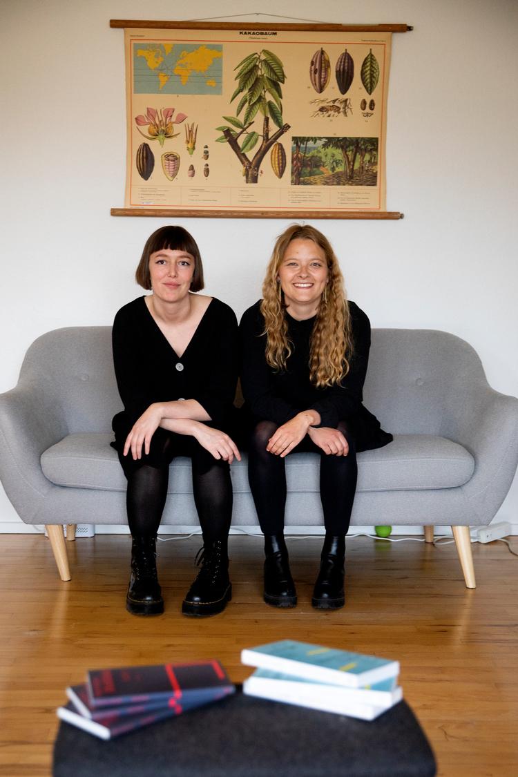 Privatliv og forlagsliv smelter en anelse sammen for de to forlæggere bag mikroforlaget Harpyie, Sidsel Andersen (tv) og Johanne Blle (th). Her er de i deres hjemmekontor på Vesterbro. Foto: Finn Frandsen/POLFOTO