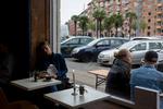 Coronakrisen koster restaurationsbranchen mange penge. Derfor kan den få lov at øge udeserveringen over alt i København. På en betingelse: Er der mange biler i bydelen får restauratørerne nej til at bruge p-pladserne til borde og stole. Foto: Louise Herrche Serup/POLFOTO