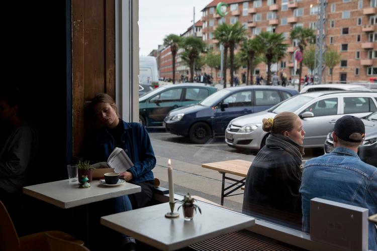 Coronakrisen koster restaurationsbranchen mange penge. Derfor kan den få lov at øge udeserveringen over alt i København. På en betingelse: Er der mange biler i bydelen får restauratørerne nej til at bruge p-pladserne til borde og stole. Foto: Louise Herrche Serup/POLFOTO