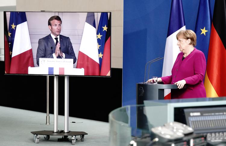     Angela Merkel og Emmanuel Macron på det virtuelle pressemøde mandag, hvor de stillede meget konkrete forslag til genopretning af de europæiske økonomier efter coronaen. Foto: Pool/Ritzau Scanpix